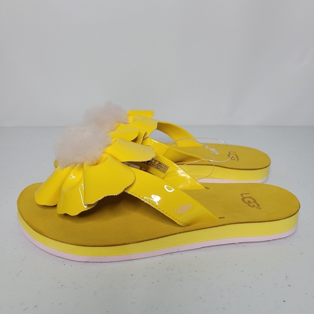 NIB UGG Poppy Pom Pom Flip Flop Sandals